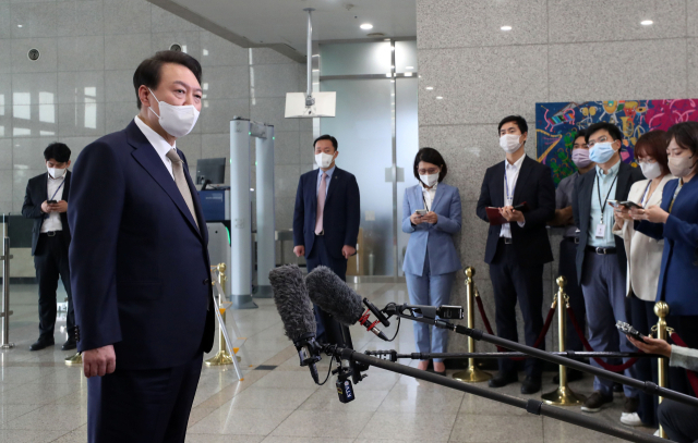윤석열 대통령이 출근길 약식회견('도어스테핑')에서 기자들의 질문에 답하고 있다. 연합뉴스
