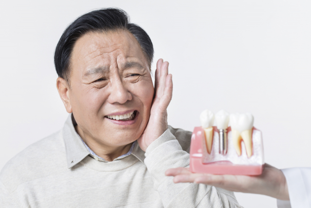 나이가 들어 빠진 치아를 복구하지 않으면 치매 발병 위험이 높아진다는 연구 결과가 나왔다. 이미지투데이