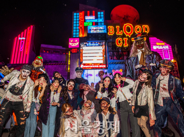 에버랜드 ‘블러드시티6’의 메인인 ‘중앙역’ 앞에서 좀비들의 단체사진(?)