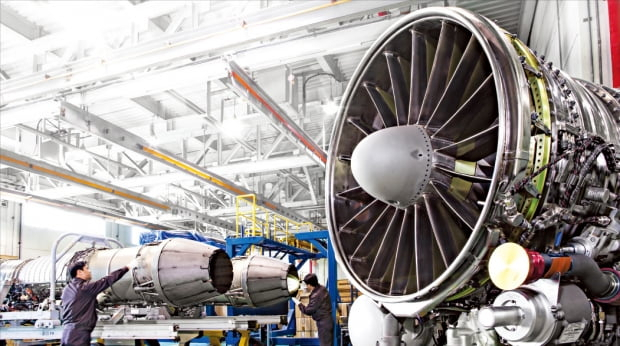 한화에어로스페이스 연구원들이 항공기 엔진을 점검하고 있다. 한화에어로스페이스 제공