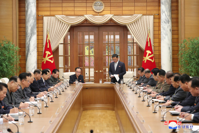 북한이 지난 9월 25일 당중앙위원회 본부청사에서 조선노동당 중앙위원회 정치국회의를 개최하는 모습. 김정은 국무위원장이 불참한 상태에서 열린 이날 정치국 회의에서는 올해의 농사실태 점검이 이뤄져 근래의 수해로 한층 악화된 북한의 식량사정을 짐작할 수 있게 했다. /조선중앙통신·연합뉴스