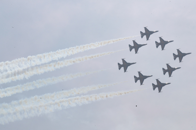 공군특수 비행팀 블랙이글스가 1일 충남 계룡시 계룡대에서 열린 제74주년 국군의날 기념식에서 축하 비행을 하고 있다. 연합뉴스