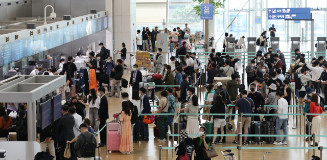 개천절 연휴를 하루 앞둔 지난 30일 오전 인천공항 출국장이 일본 무비자 여행 허용과 입출국 관련 코로나19 방역 조치 해제 등의 영향으로 다소 붐비고 있다. 연합뉴스