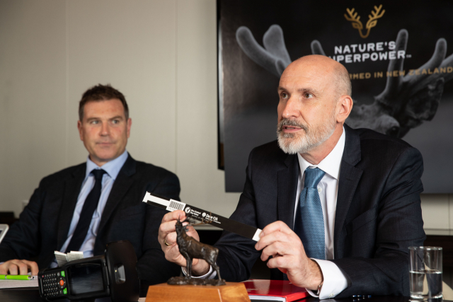 이네스 모팻(오른쪽) DINZ CEO와 토니 코크레인 이사가 뉴질랜드 녹용에 대해 설명하고 있다. 사진 제공=DINZ