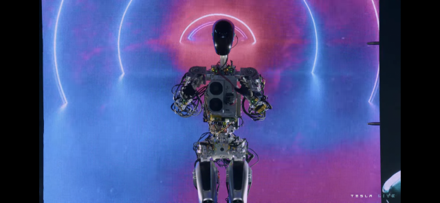 테슬라가 30일(현지 시간) 저녁 미 캘리포니아 팔로알토 테슬라 사옥에서 열린 ‘테슬라 인공지능(AI) 데이 2022’에서 공개한 휴머노이드 로봇 ‘옵티머스’가 등장하고 있다. /테슬라 공식 유튜브 갈무리