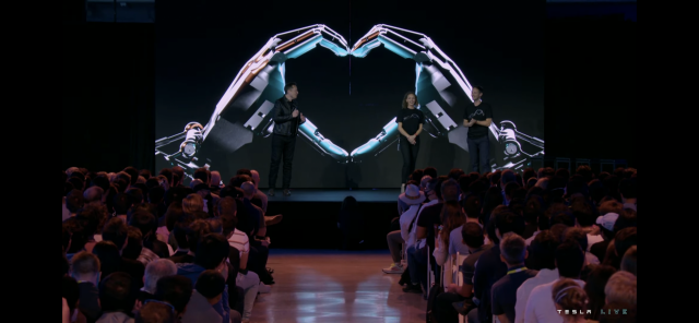 테슬라 휴머노이드 로봇 '옵티머스' 대량생산 목표…'차량보다 싸질 것'