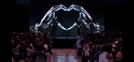 30일 ‘테슬라 AI데이’에서 일론 머스크(왼쪽) 테슬라 최고경영자가 ‘옵티머스’를 소개하고 있다. /테슬라 공식 유튜브 갈무리