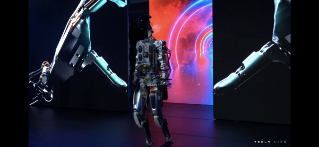 테슬라가 30일(현지 시간) 저녁 미 캘리포니아 팔로알토 테슬라 사옥에서 열린 ‘테슬라 인공지능(AI) 데이 2022’에서 공개한 휴머노이드 로봇 ‘옵티머스’가 등장하고 있다. /테슬라 공식 유튜브 갈무리