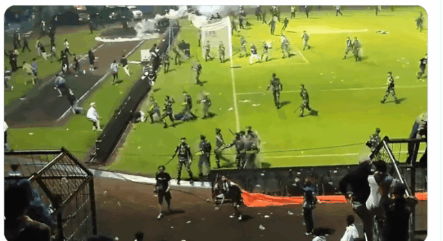 인도네시아 동부 자바에서 1일(현지시간) 밤 열린 축구 경기에서 팬들의 난동으로 최소 127명이 사망했다. Alerta News 24 트위터 캡처