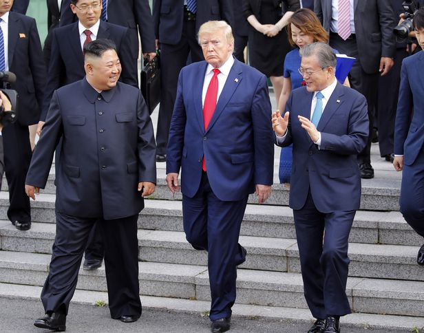 2019년 6월 30일 문재인(오른쪽) 대통령과 김정은(왼쪽) 북한 국무위원장, 도널드 트럼프 미국 대통령이 판문점 남측 자유의 집에서 나오며 얘기를 나누고 있다. /연합뉴스