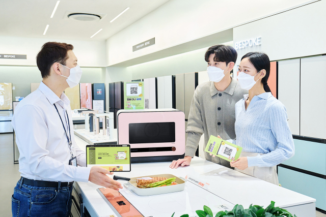 삼성 디지털프라자 강남본점에서 직원이 고객에게 ‘삼성전자 멤버십 플랜’을 소개하고 있다. 사진제공=삼성전자
