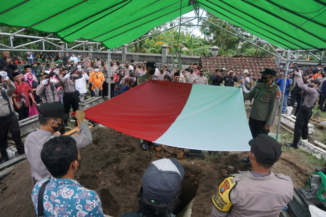 3일 인도네시아 축구장 참사 현장에서 숨진 경찰의 장례식이 진행되고 있다. 로이터연합뉴스