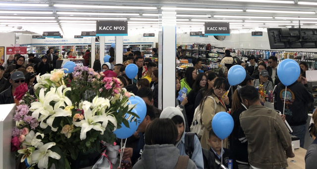 몽골 현지 소비자들이 GS25 몽골 100호점인 잠드가르야점에서 쇼핑을 하고 있다,/사진제공=GS25