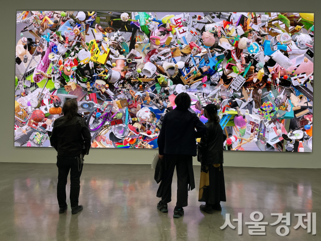 디지털 콜라주 작업으로 유명한 우르스 피셔가 가고시안(Gagosian) 갤러리에서 선보인 신작 'CHAO? #50, 2022'. 1000여 개의 일상적 오브제들이 디지털 렌더링돼 있는 프로젝트다.