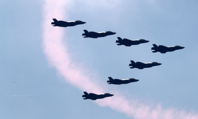 국군의 날에 앞서 지난 9월 29일 충남 계룡시 계룡대에서 리허설 차원으로 열린 미디어데이 행사에서 F-35A 편대가 기동시범을 선보이고 있다. 공동취재단
