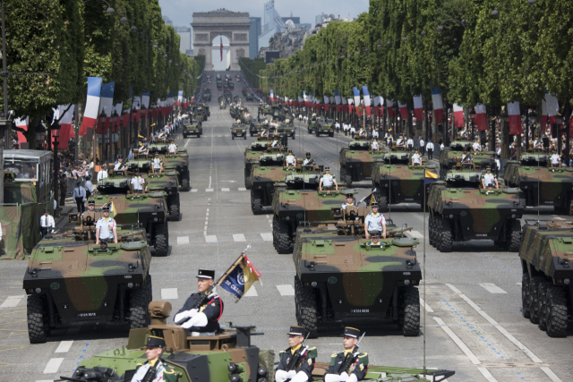 프랑스 혁명기념일인 2017년 7월 14일(현지시간) 파리 샹젤리제 거리 인근에서 프랑스군이 시가행진을 하고 있다. 사진출처=위키백과