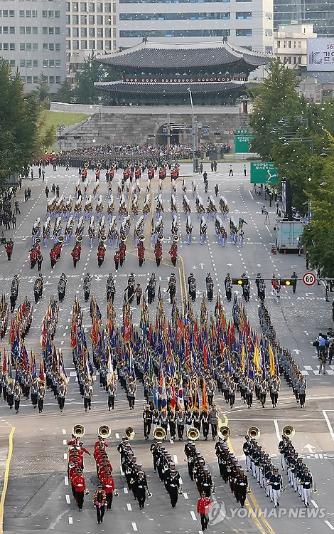 지난 2013년 10월 1일 국군의 날 기념 시가행진이 남대문 등 도심지역에서 이뤄지고 있는 모습. 연합뉴스