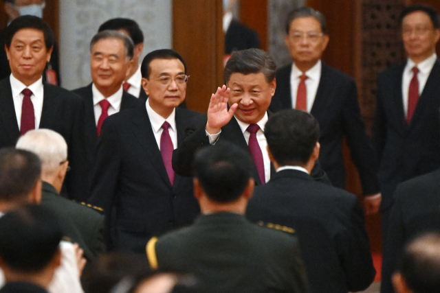 시진핑(가운데) 중국 국가주석이 리커창 총리 등 주요 정부 인사들과 함께 30일 베이징 인민대회당에서 열린 국경절 리셉션에 입장하며 손을 흔들고 있다. AFP연합.