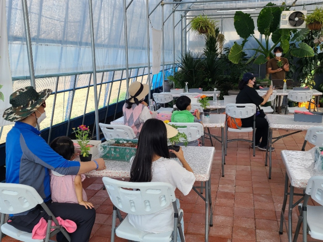 상하농원 방문객들이 ‘모종심기’ 체험 프로그램에 참여하고 있다. 사진 제공=상하농원