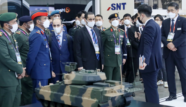 지난달 21일 경기도 고양시 킨텍스 제2전시장에서 열린 대한민국 방위산업전시회(DX KOREA 2022)에서 해외 VIP 및 군 관계자들이 K2 전차 등 한국산 무기를 살펴보고 있다. 연합뉴스