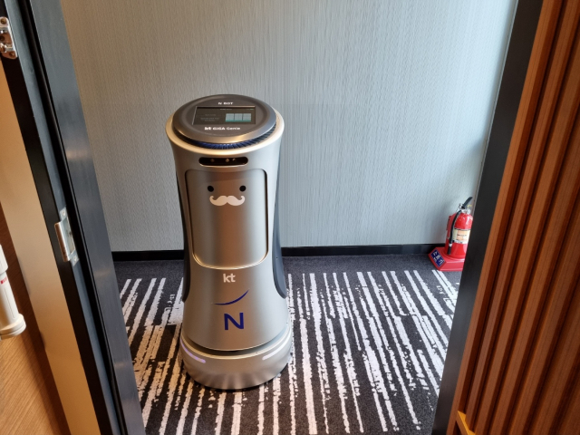 호텔서 수건·생수 갖다주는 로봇…뷔페선 빈 접시 수거 ‘척척’