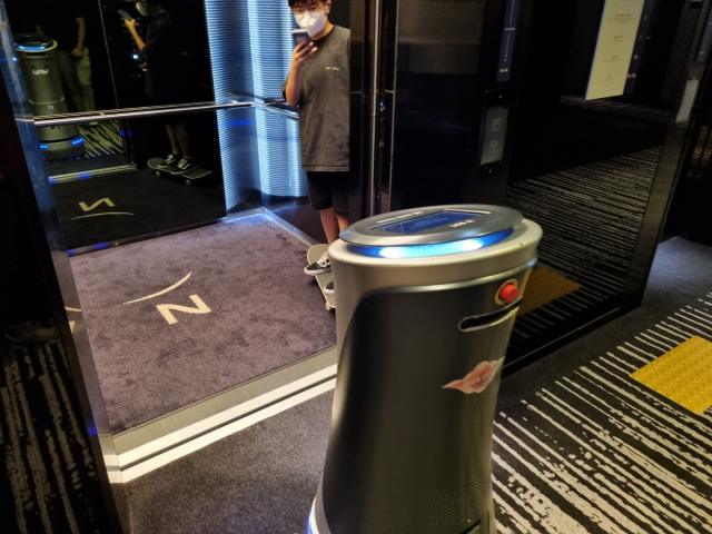 기가지니 호텔로봇은 호텔의 ‘마스코트’가 됐다. 엘리베이터에서 로봇을 접한 투숙객들은 신기하다는 반응을 보이며 연신 셔터를 누르기 바빴다. 윤민혁 기자