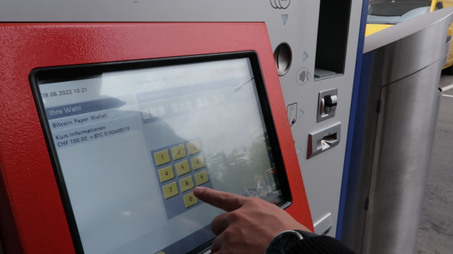 한 시민이 스위스 취리히의 지하철 승차권 자판기에서 비트코인을 구매하고 있다. 취리히=홍유진기자