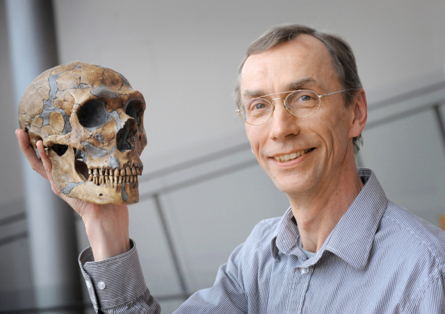 노벨 생리의학상을 수상한 스웨덴 출신의 스반테 페보 독일 막스플랑크진화인류학연구소장. 사진은 2010년 4월 독일 라이프치히에서 두개골을 들고 포즈를 취하는 모습. 사진 제공=막스플랑크연구소