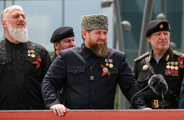 람잔 카디로프(가운데) 체첸자치공화국 수장이 5월 9일(현지시간) 체첸의 수도 크로즈니에서 전승절 퍼레이드를 지켜보고 있다. 로이터연합뉴스