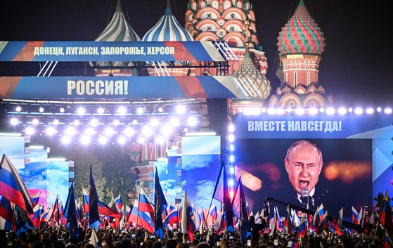 지난달 30일 모스크바 붉은광장에서 열린 병합 기념식에서 블라디미르 푸틴 러시아 대통령이 연설하고 있다. 연합뉴스