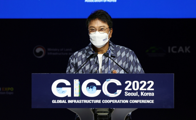 이수만 SM엔터테인먼트 총괄 프로듀서가 지난달 30일 오전 서울 중구 신라호텔에서 열린 2022 글로벌 인프라 협력 콘퍼런스(GICC)에서 찬조연설을 하고 있다. 연합뉴스