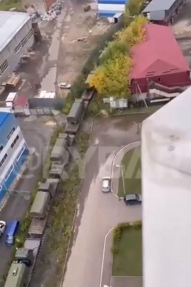 러시아군의 대형 화물열차가 군 장비를 싣고 이동하는 모습. 한 군사 전문가는 이 열차가 핵 장비 등의 배치를 담당하는 제12총국과 연계돼 있다고 분석했다. 텔레그램채널 리바르 캡쳐