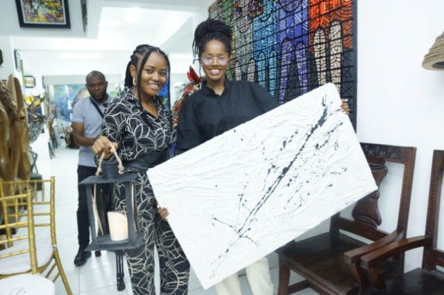 나이지리아 예술 작가들이 올레드 TV 포장 박스를 활용한