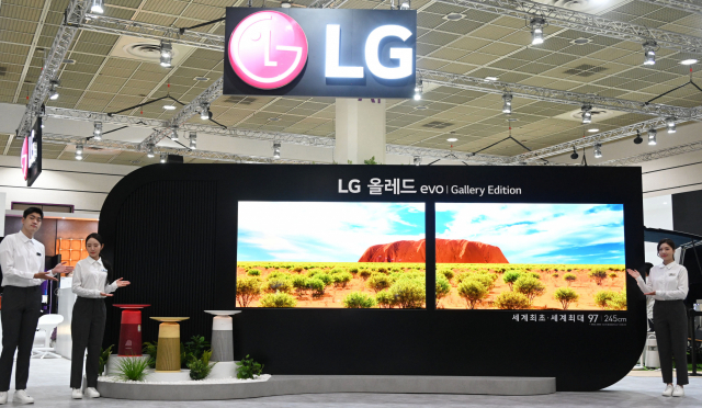 LG전자가 4일부터 나흘간 서울 삼성동 코엑스에서 열리는 한국전자전(KES 2022)에서 세계 최대 97형 올레드 에보 갤러리 에디션을 선보였다. 사진 제공=LG전자