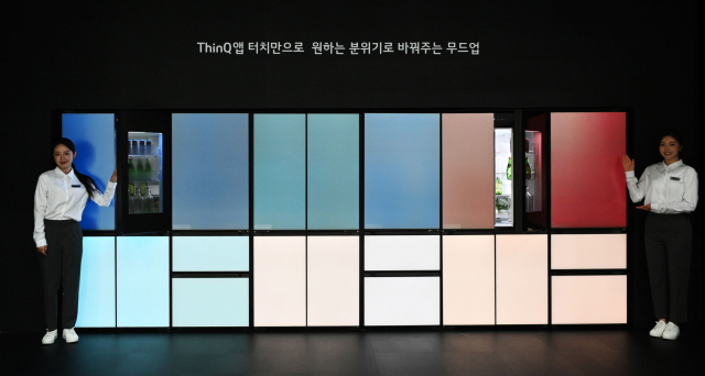 LG전자가 4일부터 나흘간 서울 삼성동 코엑스에서 열리는 한국전자전(KES 2022)에서 LG 씽큐 앱을 통해 원하는 컬러를 선택해 냉장고 도어 색상과 주방 분위기를 바꿀 수 있는 LG 디오스 오브제컬렉션 무드업(MoodUp)을 선보였다. 사진 제공=LG전자