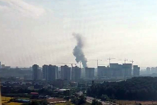 지난달30일 오후 2시 22분 화성시 향남읍 상신리 화일약품에서 폭발로 인한 화재가 발생해 연기가 치솟고 있다. 연합뉴스