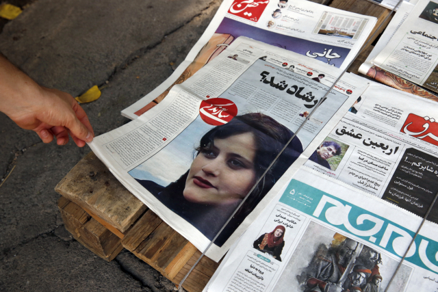 지난달 18일(현지시간) 이란 수도 테헤란 거리에 고(故) 마흐사 아미니(향년 22세) 씨가 경찰에 구금됐다가 의문사한 사건을 보도하는 일간지가 놓여있다. EPA연합뉴스