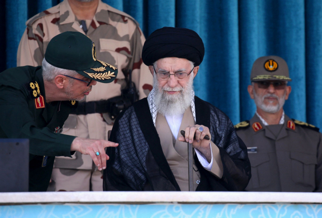 이란 최고지도자 아야톨라 세예드 알리 하메네이가 3일(현지시간) 테헤란에서 열린 3군 사관학교 합동 졸업식에 참석하고 있다. 하메네이는 이날 행사에서 연설을 통해 최근 확산한 반정부 시위는 미국과 이스라엘이 계획한 것이라고 주장했다. AFP연합뉴스