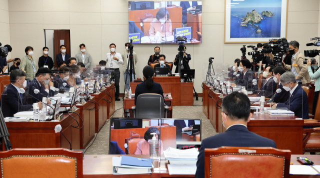 국감 첫날인 4일 국회에서 열린 교육위원회에서 교육부에 관한 국정감사가 열리고 있다. 연합뉴스