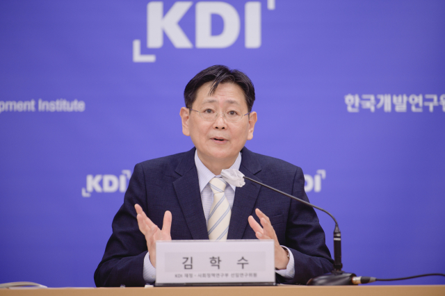김학수 KDI 선임연구위원이 4일 정부세종청사에서 열린 브리핑에서 발언하고 있다.