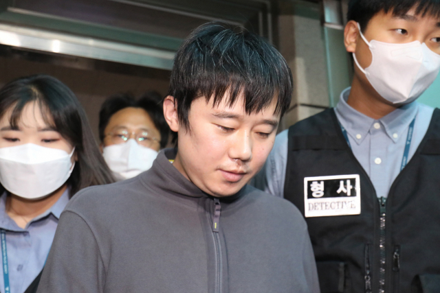 신당역 살해 피의자 전주환이 지난달 21일 남대문경찰서에서 검찰로 이송되고 있다. 사진공동취재단