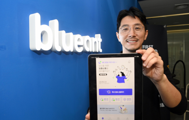 김성현 블루앤트 대표가 태블릿 PC를 통해 올라케어 애플리케이션 메인 화면을 보여주며 서비스에 대해 설명하고 있다. 이호재 기자