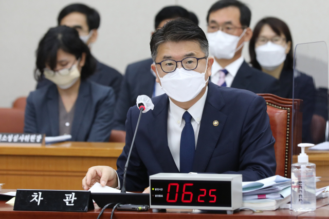 장상윤 교육부 차관이 4일 국회에서 열린 교육위원회 국정감사에서 의원들의 질의에 답변하고 있다. 연합뉴스