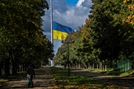 3일(현지 시간) 우크라이나 도네츠크주에 있는 크라마토르스크 공원에 우크라이나 조기가 나부끼고 있다. AFP연합뉴스