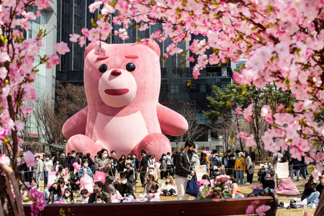 올 4월 서울 송파구 롯데월드타워 메인 광장에서 진행된 ‘어메이징 벨리곰' 공공전시에서 관람객들이 벨리곰을 배경으로 나들이를 즐기고 있다. 4월 1~24일 진행된 전시에는 총 325만 명이 다녀갔다./사진 제공=롯데홈쇼핑