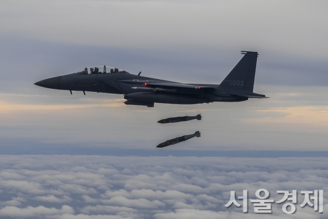 우리 공군 F-15K 전투기가 4일 오후 한미 연합공격편대군 비행 및 정밀폭격훈련에 참가해 서해 상에서 공대지합동직격탄(JDAM)을 투하하하고 있다. 이날 훈련은 당일 오전 북한의 중거리탄도미사일 발사 도발에 대한 맞대응 성격으로 이뤄졌다. 사진제공=합참