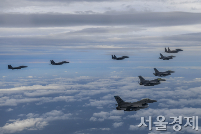 우리 공군의 F-15K 전투기 및 주한미군 F-16전투기가 4일 오후 한미 연합공격편대군 비행 및 정밀폭격훈련을 실시하고 있다. 이날 훈련은 당일 오전 북한의 중거리탄도미사일 발사 도발에 대한 맞대응 성격으로 이뤄졌다. 사진제공=합참