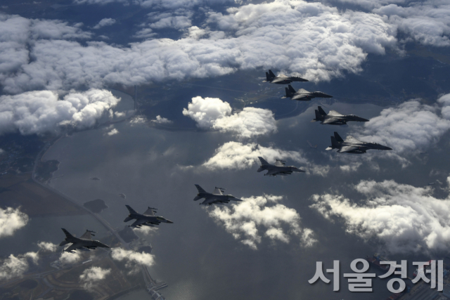 우리 공군 F-15K 전투기와 주한미군의 F-16전투기가 4일 오후 한미 연합공격편대군 비행 및 정밀폭격훈련을 실시하고 있다. 이날 훈련은 당일 오전 북한의 중거리탄도미사일 발사 도발에 대한 맞대응 성격으로 이뤄졌다. 사진제공=합참