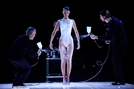 모델 벨라 하디드가 파리 패션위크 기간 진행된 코페르니 쇼에서 의상을 선보이고 있다. AFP연합뉴스