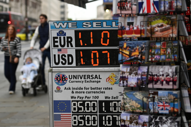 미국 달러와 유로화에 대한 파운드화의 교환 비율을 알리는 영국 런던 시내 환전 안내판을 촬영한 사진. 연합뉴스